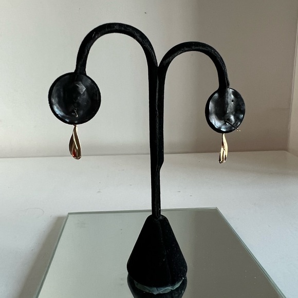 Adorable 14 karat yellow gold garnet pierced earrings - Picture 4 of 7